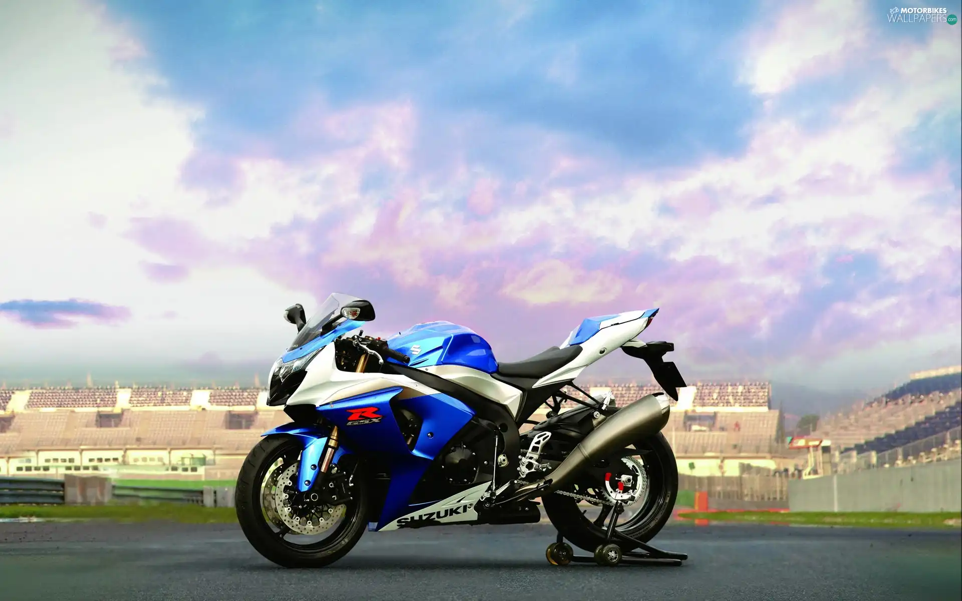 Suzuki GSX R 1000, square, Sky