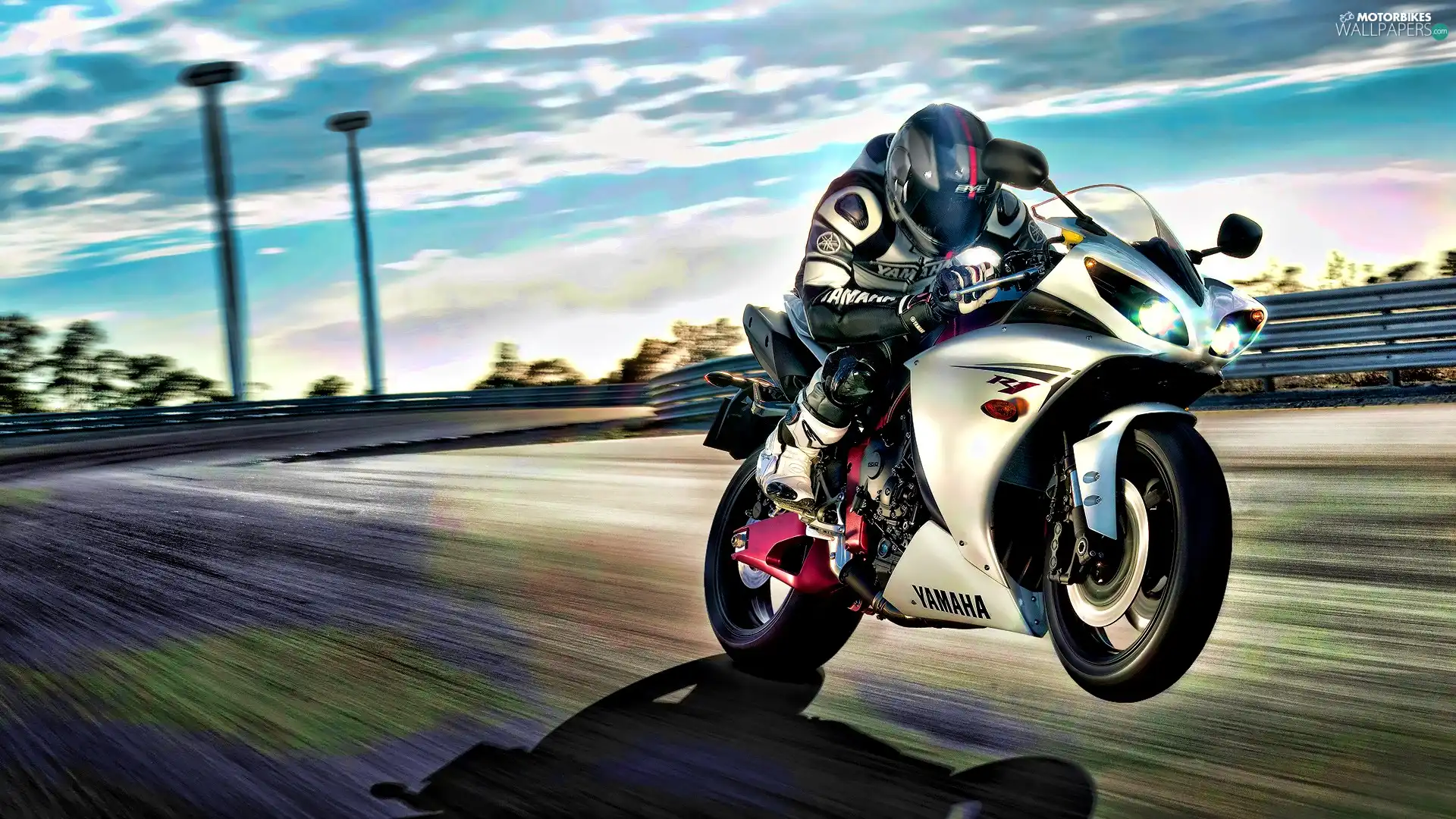 Yamaha R1, track